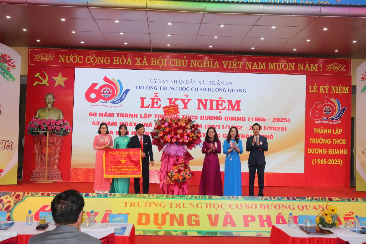 Ảnh có chứa văn bản, trong nhà, trang phục, tường  Nội dung do AI tạo ra có thể không chính xác.