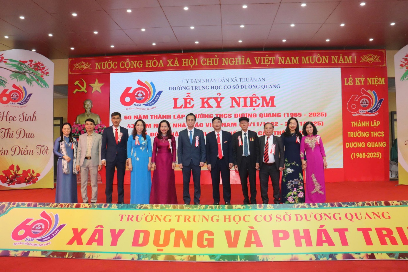 Ảnh có chứa văn bản, trang phục, trong nhà, người  Nội dung do AI tạo ra có thể không chính xác.