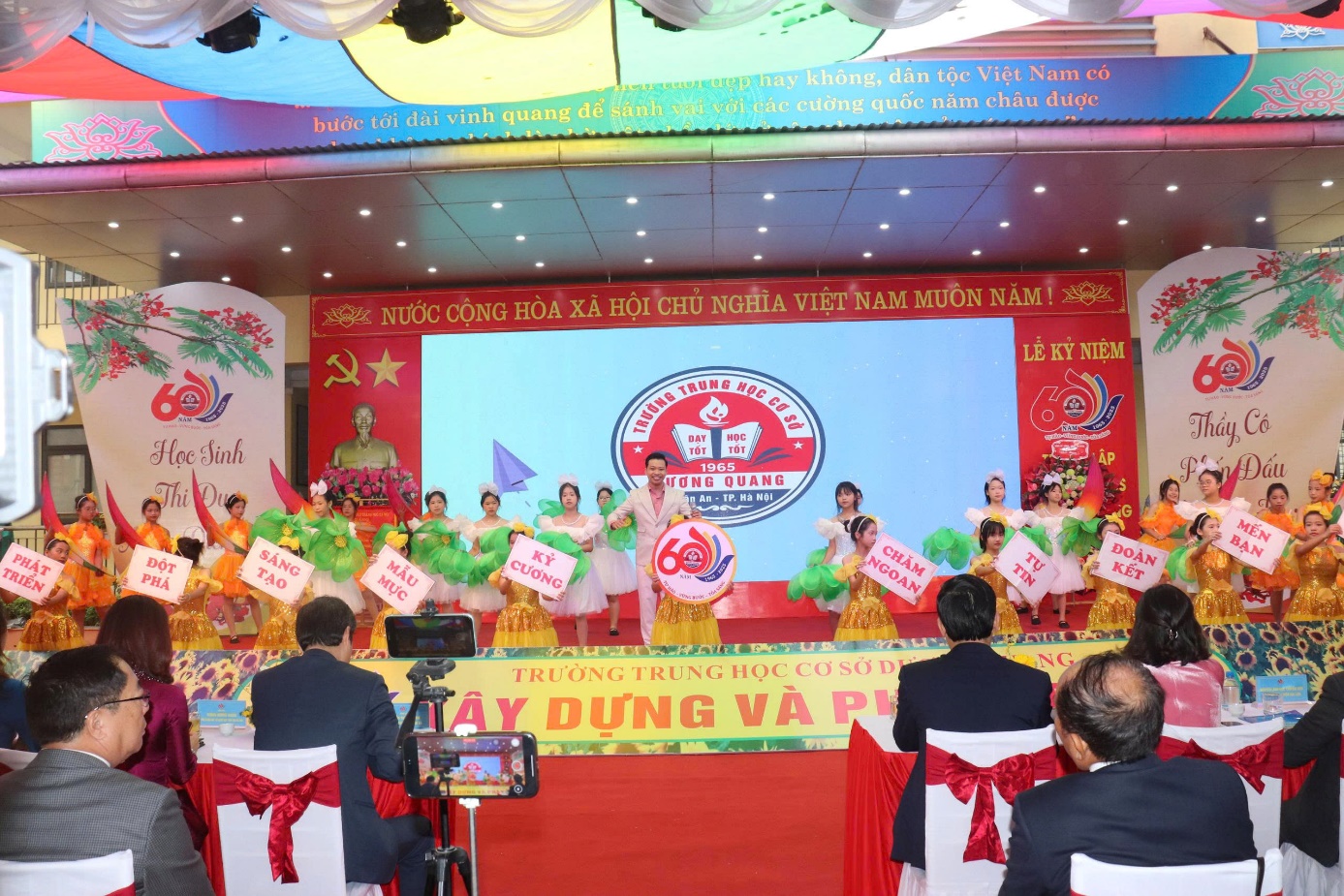 Ảnh có chứa trang phục, văn bản, trong nhà, người  Nội dung do AI tạo ra có thể không chính xác.