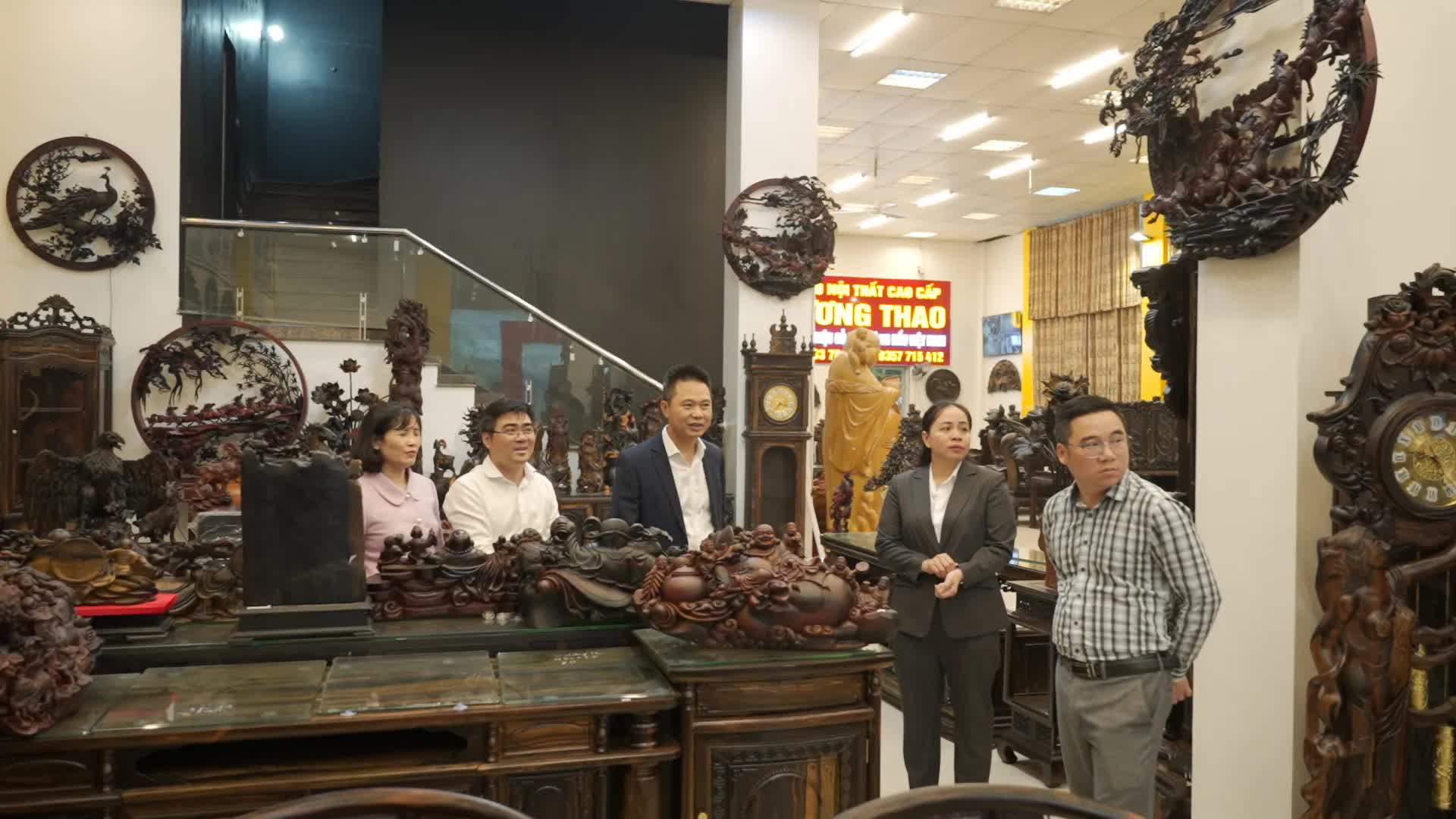 Làng nghề mộc cao cấp Vạn Điểm từng bước trở thành điểm du lịch nổi tiếng- Ảnh 1.