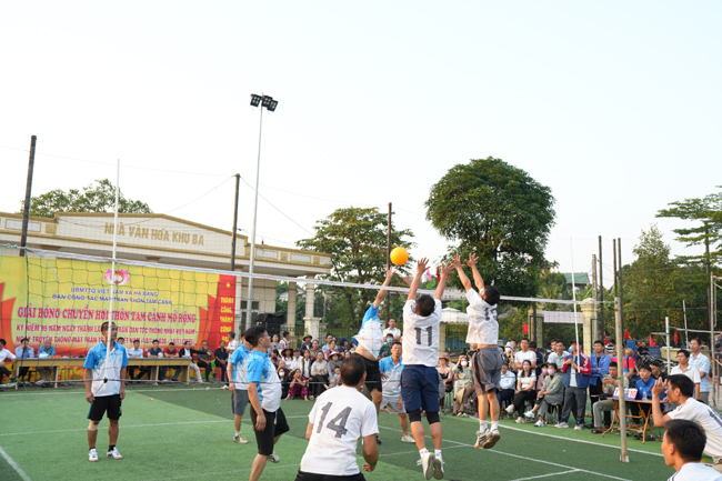 Từng bừng Giải bóng chuyền hơi thôn Tam Cảnh mở rộng- Ảnh 2.