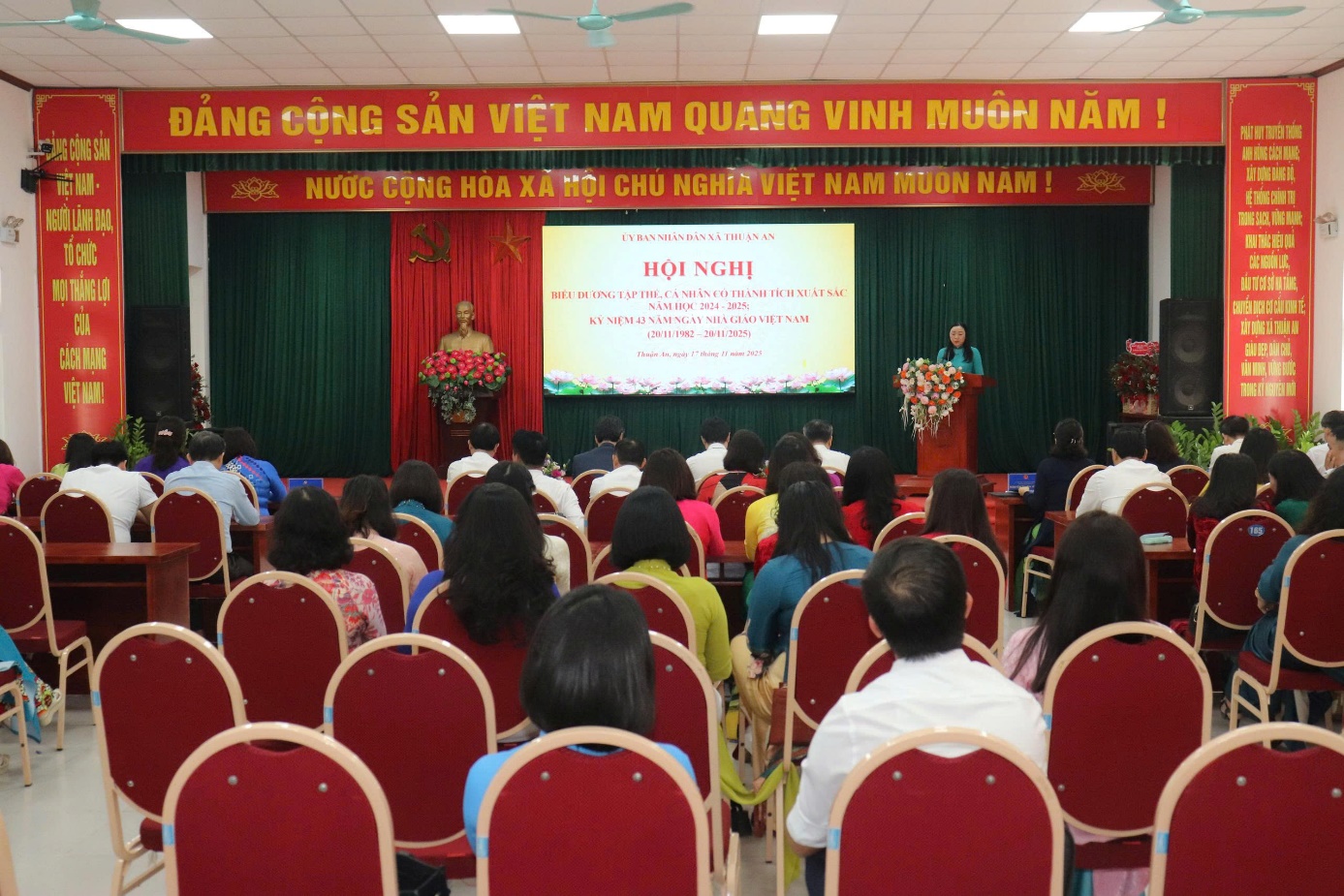 Ảnh có chứa thính phòng, trang phục, tòa nhà, trong nhà  Nội dung do AI tạo ra có thể không chính xác.