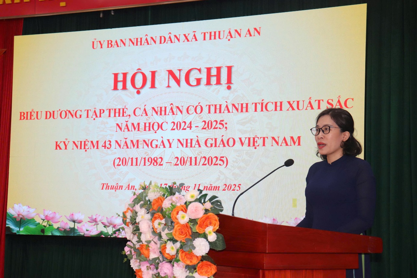 Ảnh có chứa văn bản, hoa, trang phục, Diễn thuyết công cộng  Nội dung do AI tạo ra có thể không chính xác.