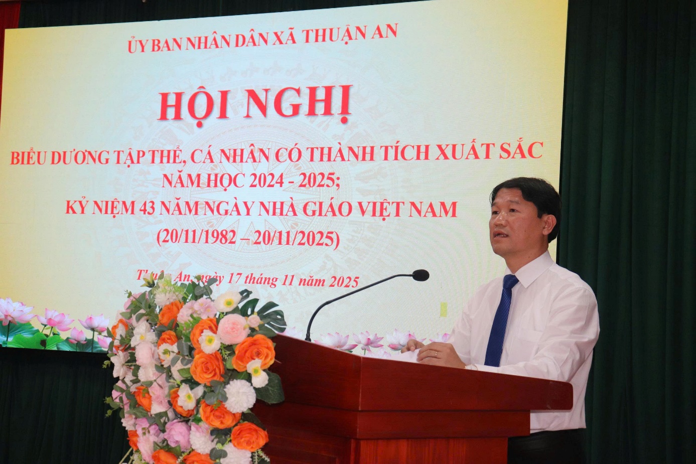 Ảnh có chứa văn bản, hoa, trang phục, Diễn thuyết công cộng  Nội dung do AI tạo ra có thể không chính xác.