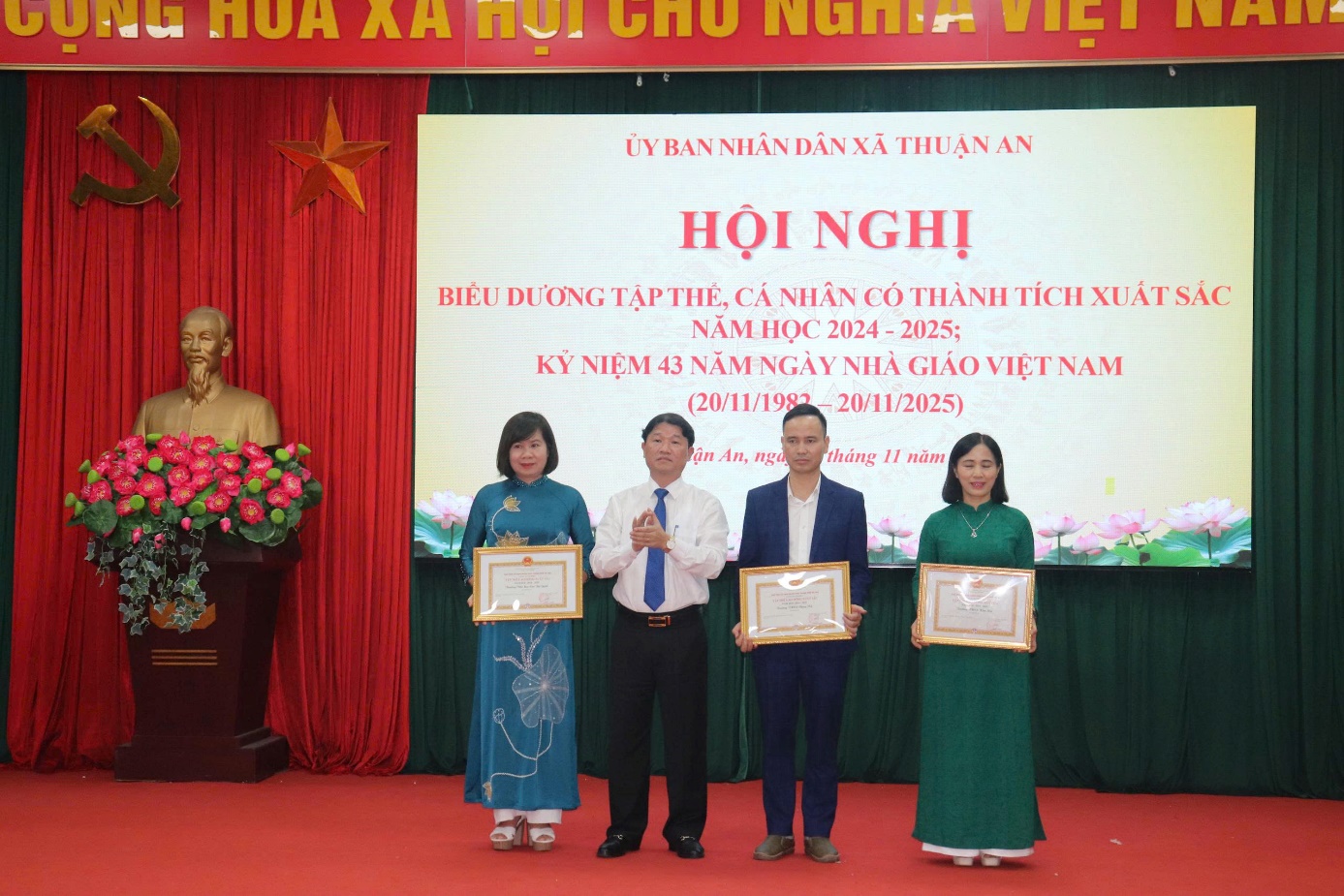 Ảnh có chứa trang phục, văn bản, người, hoa  Nội dung do AI tạo ra có thể không chính xác.