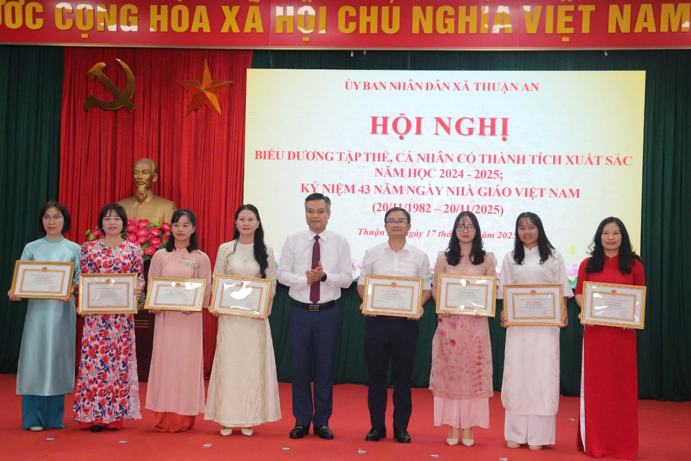 Ảnh có chứa trang phục, người, cười, Người phụ nữ  Nội dung do AI tạo ra có thể không chính xác.