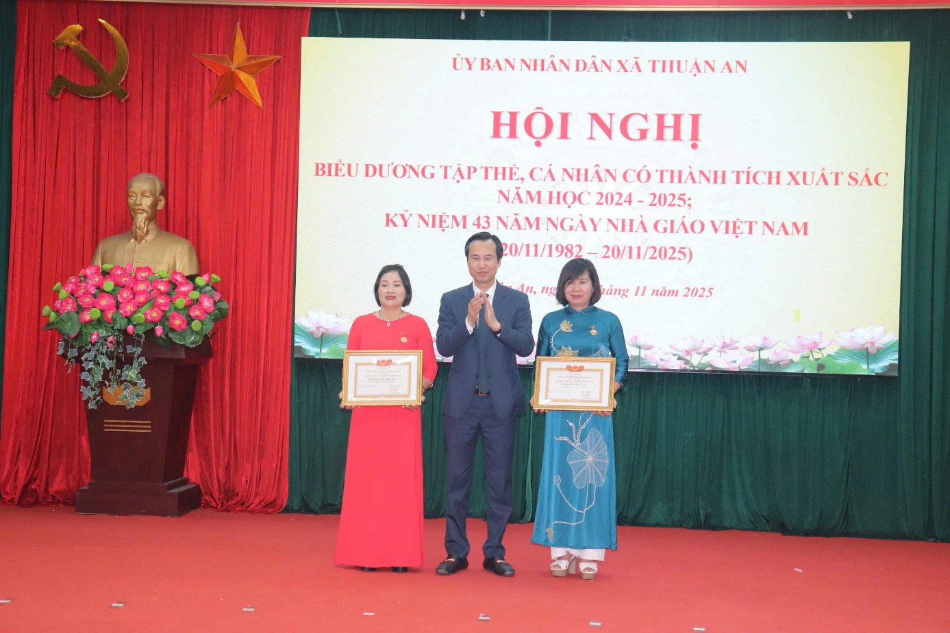 Ảnh có chứa trang phục, người, văn bản, hoa  Nội dung do AI tạo ra có thể không chính xác.