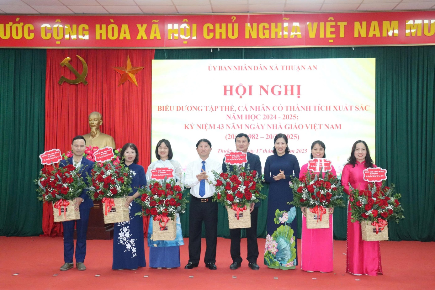 Ảnh có chứa người, trang phục, hoa, văn bản  Nội dung do AI tạo ra có thể không chính xác.
