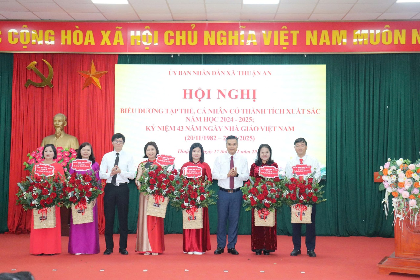 Ảnh có chứa trang phục, người, hoa, trong nhà  Nội dung do AI tạo ra có thể không chính xác.