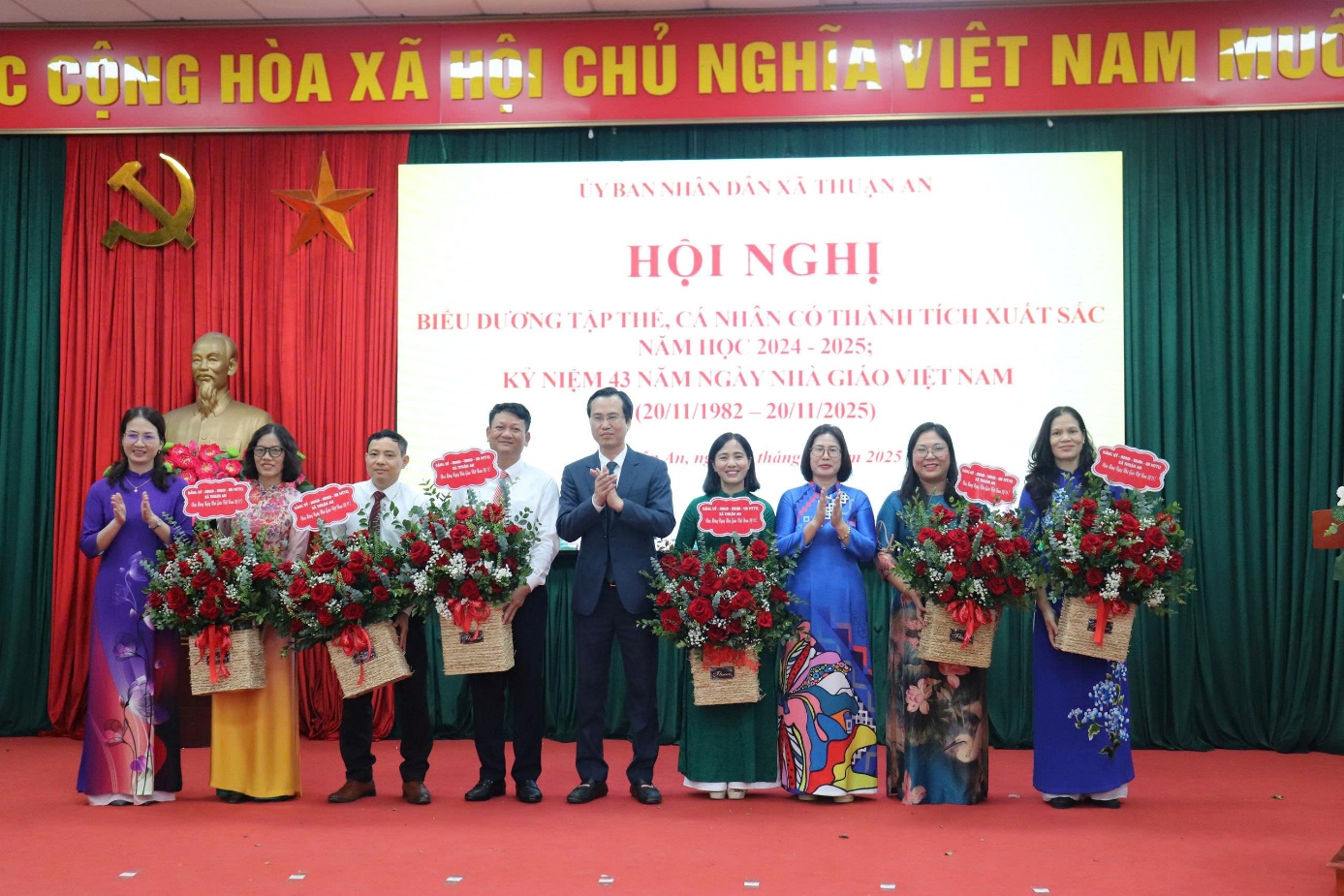 Ảnh có chứa người, trang phục, hoa, cười  Nội dung do AI tạo ra có thể không chính xác.