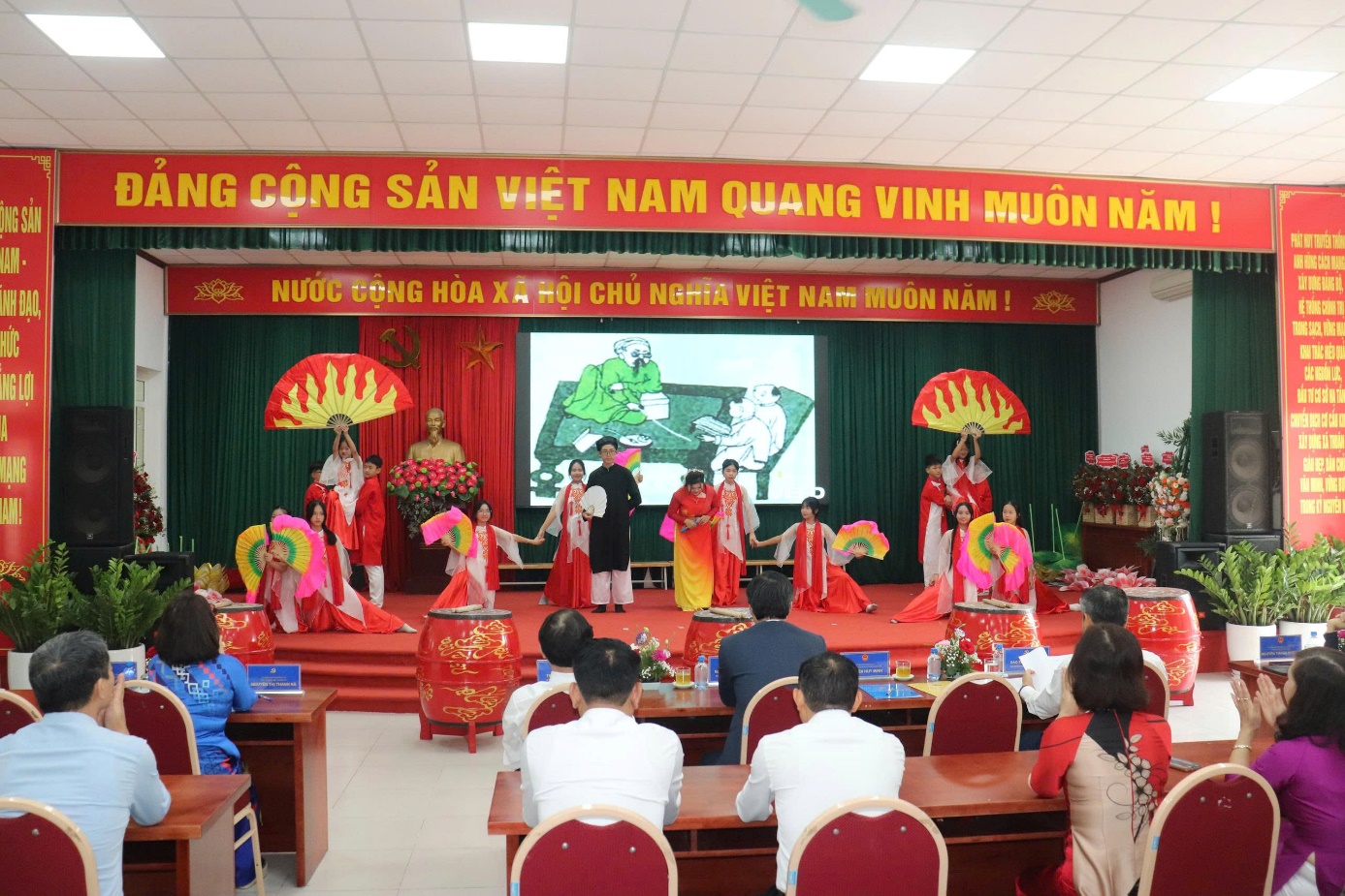 Ảnh có chứa trang phục, người, phụ nữ, con người  Nội dung do AI tạo ra có thể không chính xác.