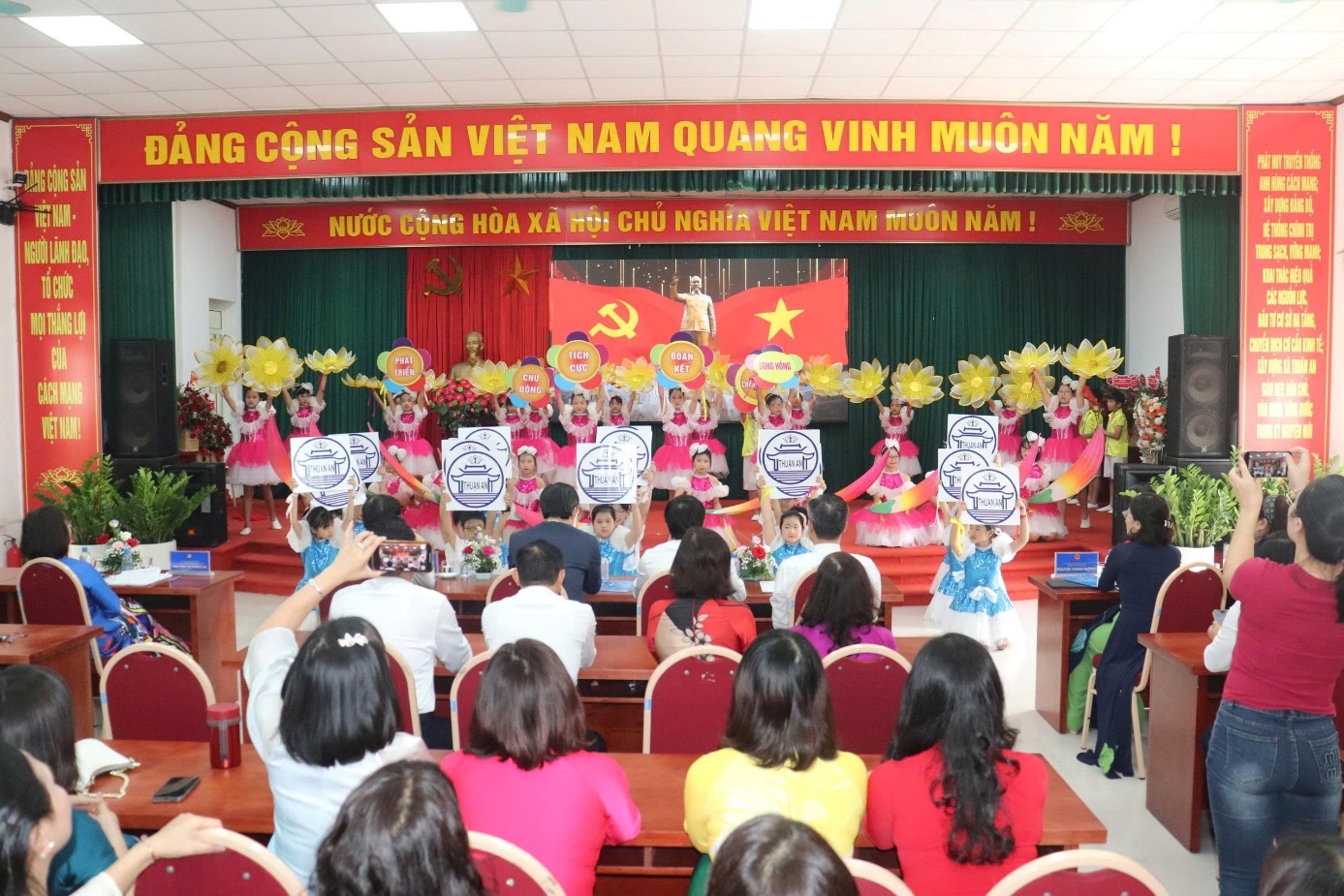 Ảnh có chứa trang phục, người, cô gái, phụ nữ  Nội dung do AI tạo ra có thể không chính xác.