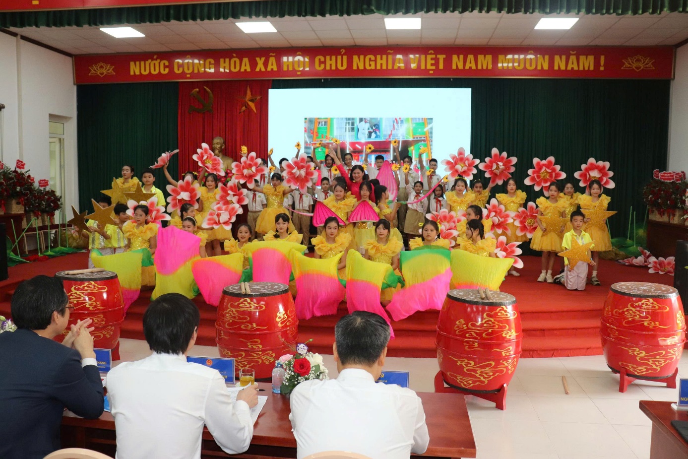 Ảnh có chứa trang phục, người, trong nhà, hoa  Nội dung do AI tạo ra có thể không chính xác.