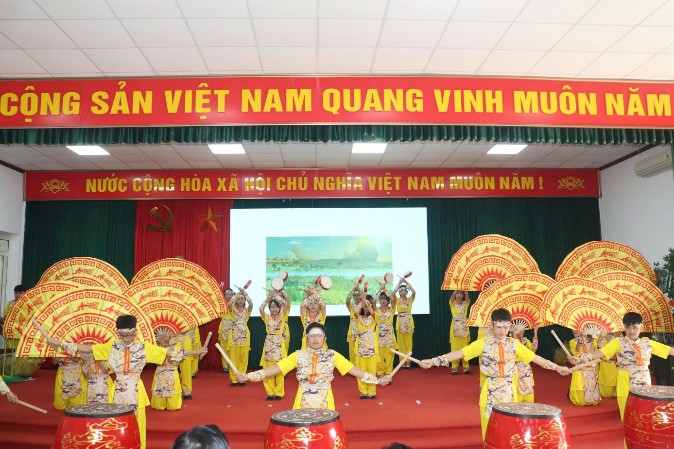 Ảnh có chứa Khiêu vũ, đền, người, màu vàng  Nội dung do AI tạo ra có thể không chính xác.