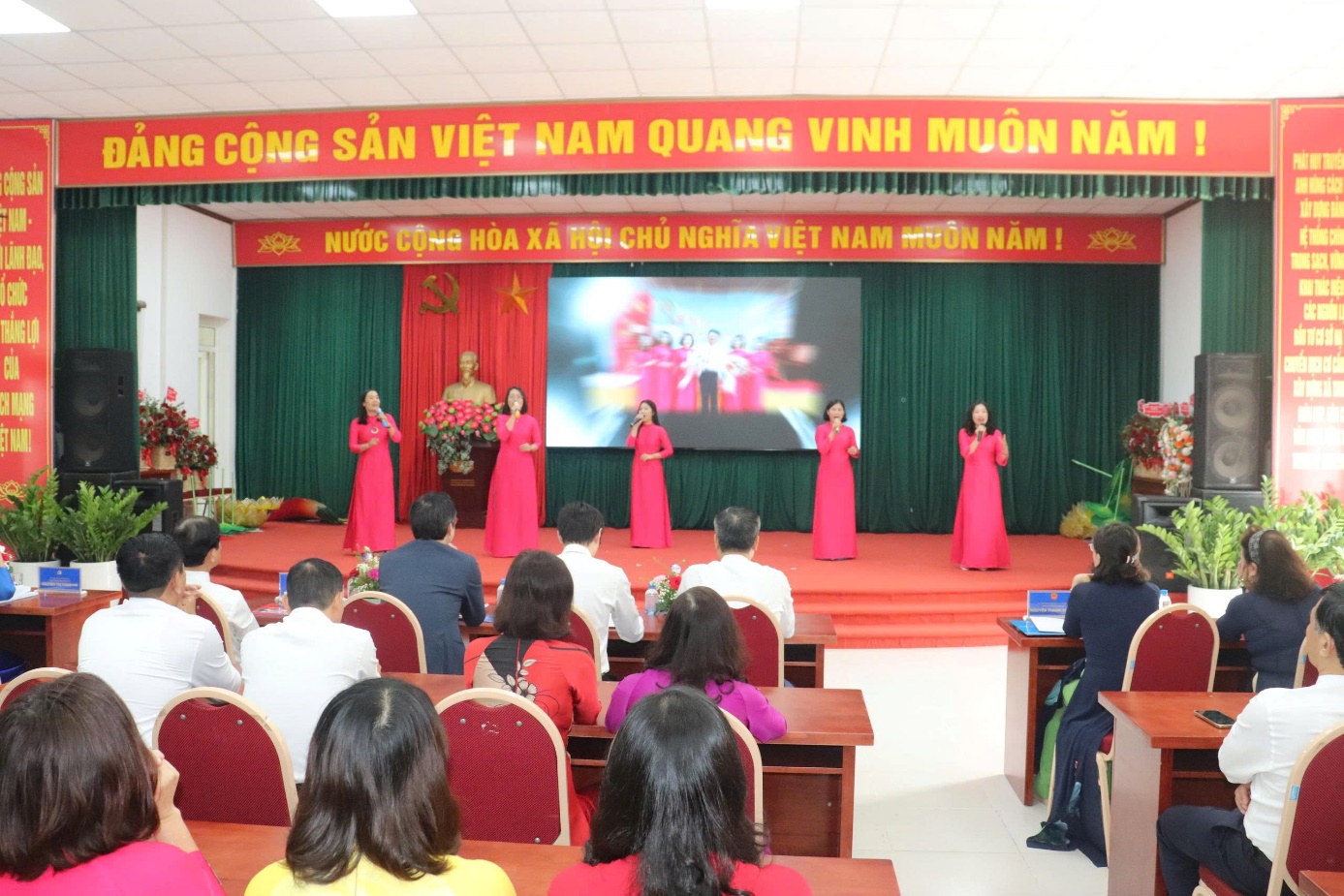 Ảnh có chứa trang phục, người, thính phòng, tòa nhà  Nội dung do AI tạo ra có thể không chính xác.