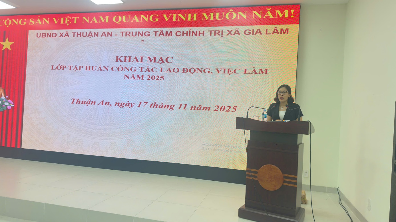 Ảnh có chứa văn bản, thuyết trình, trong nhà, người  Nội dung do AI tạo ra có thể không chính xác.