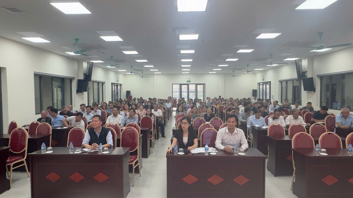 Ảnh có chứa trong nhà, trang phục, đồ đạc, người  Nội dung do AI tạo ra có thể không chính xác.