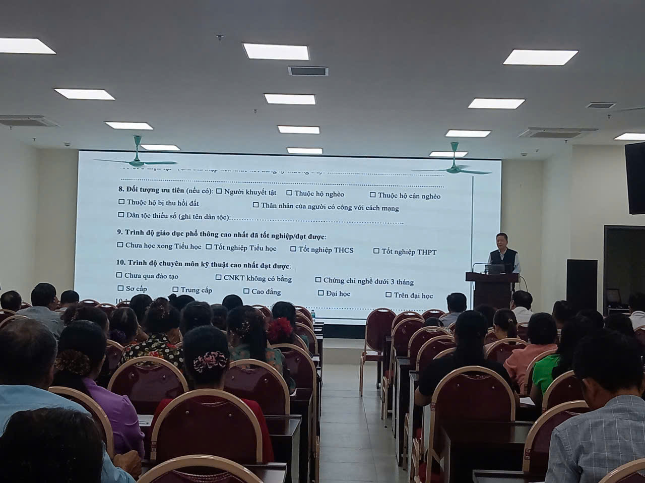 Ảnh có chứa văn bản, trang phục, trong nhà, hội thảo  Nội dung do AI tạo ra có thể không chính xác.