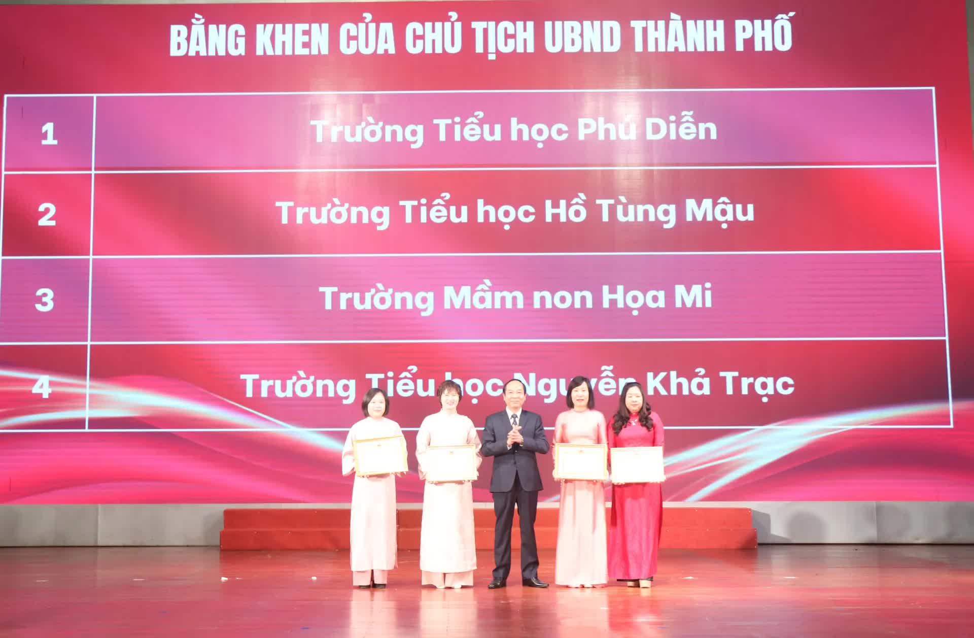 Phường Phú Diễn tuyên dương các điển hình tiên tiến, nhà giáo mẫu mực tiêu biểu- Ảnh 5.