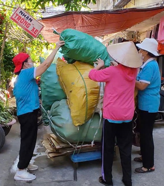 Hội LHPN Phường Ô Chợ Dừa ra quân vệ sinh môi trường- Ảnh 3.