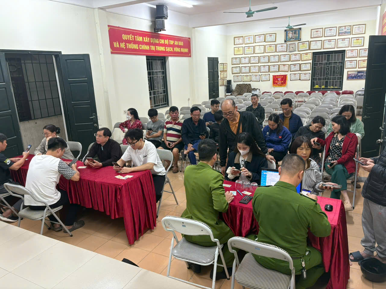 Tăng cường làm sạch dữ liệu đăng ký phương tiện và giấy phép lái xe trên địa bàn xã Gia Lâm- Ảnh 1.