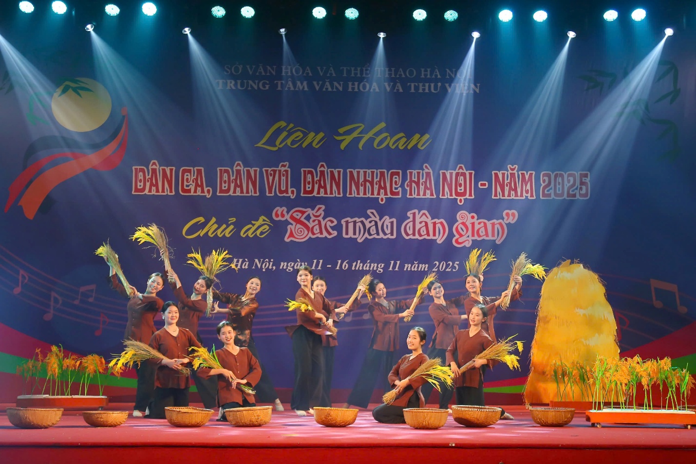 Phường Hai Bà Trưng đoạt giải tham gia liên hoan Dân ca - Dân vũ - Dân nhạc Hà Nội 2025 với chủ đề "sắc màu dân gian".- Ảnh 2.