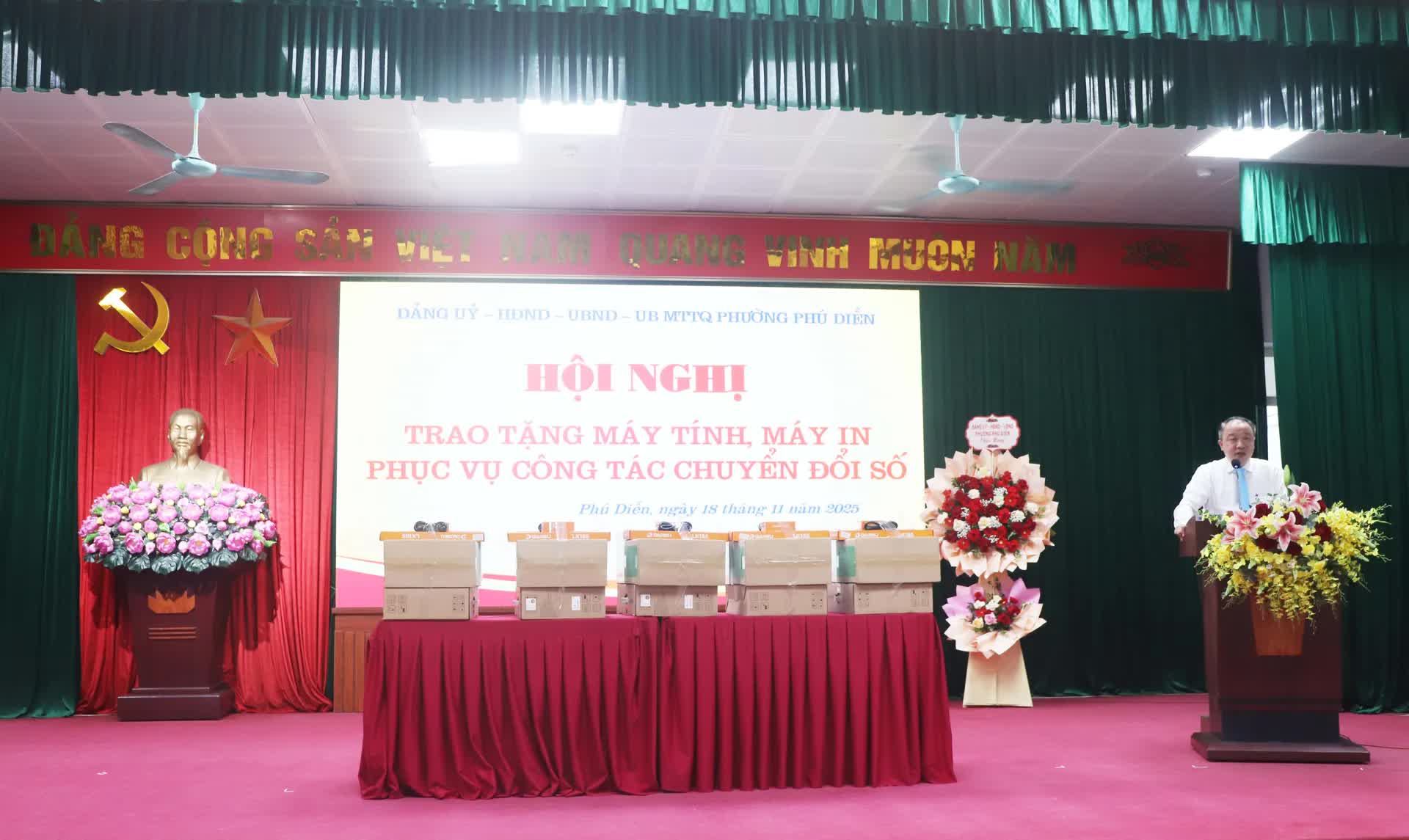 Phường Phú Diễn trao tặng máy tính, máy in cho 52 tổ dân phố- Ảnh 1.