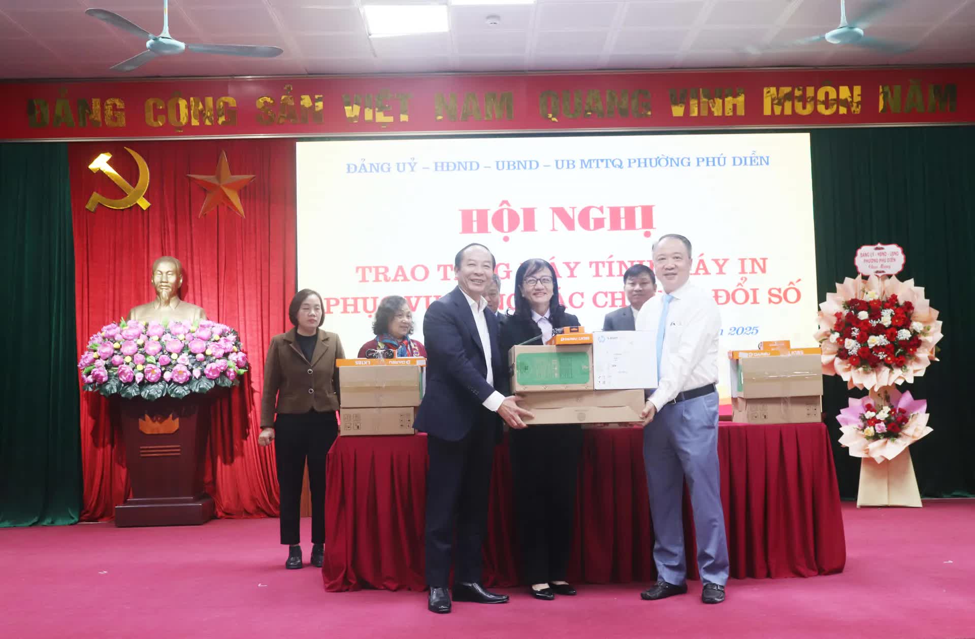 Phường Phú Diễn trao tặng máy tính, máy in cho 52 tổ dân phố- Ảnh 2.