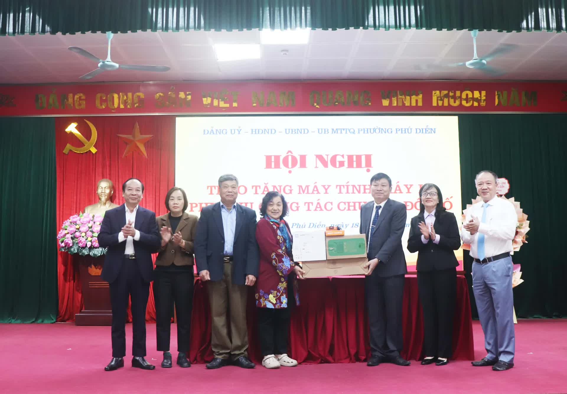 Phường Phú Diễn trao tặng máy tính, máy in cho 52 tổ dân phố- Ảnh 3.