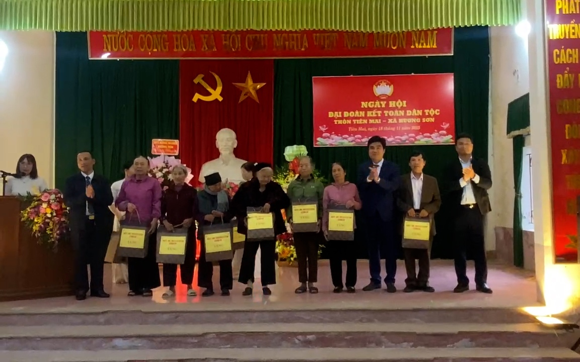 Đồng chí Lê Văn Trang, Chủ tịch UBND xã Hương Sơn Dự Ngày Đại đoàn kết ...