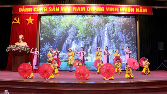 Hoài Đức tuyên dương điển hình tiên tiến, nhà giáo tiêu biểu ngành giáo dục và kỷ niệm 43 năm ngày Nhà giáo Việt Nam- Ảnh 2.