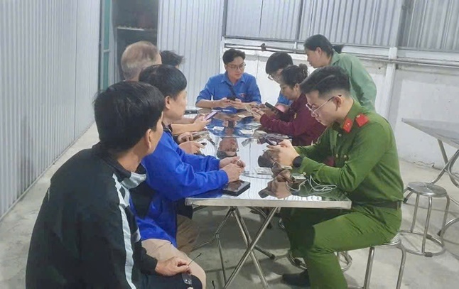 Công an xã Hoài Đức đẩy nhanh tiến độ làm sạch dữ liệu phương tiện và giấy phép lái xe- Ảnh 2.