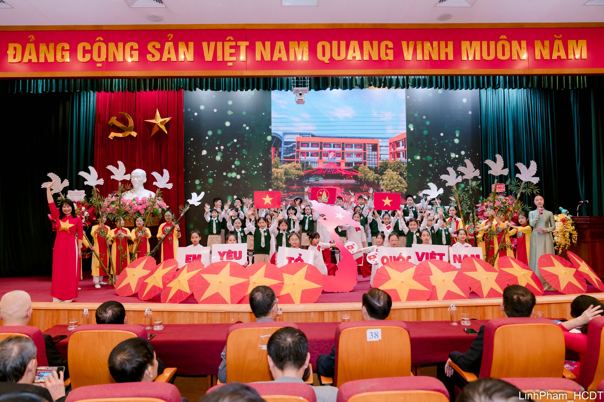 Phường Việt Hưng tuyên dương nhiều tập thể, cá nhân nhân Ngày Nhà giáo Việt Nam 20/11- Ảnh 1.