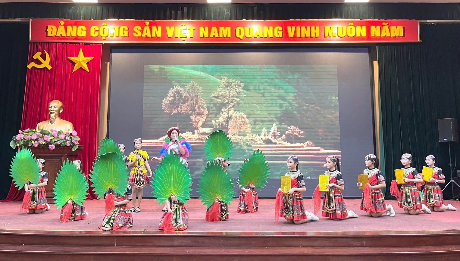 Hoài Đức tuyên dương điển hình tiên tiến, nhà giáo tiêu biểu ngành giáo dục và kỷ niệm 43 năm ngày Nhà giáo Việt Nam- Ảnh 1.