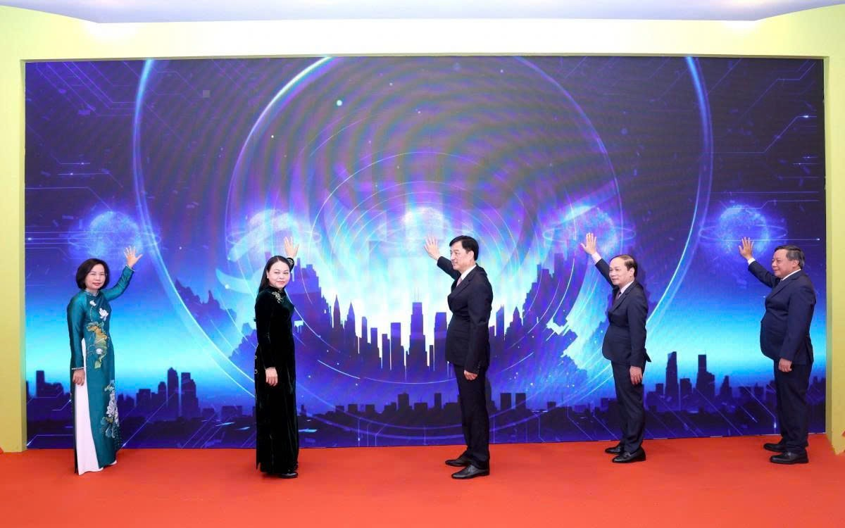 Lễ khởi động ra mắt phần mềm "Mặt trận số" trên ứng dụng iHanoi và Khai mạc Triển lãm ảnh, Không gian  "Đoàn kết - Sáng tạo"- Ảnh 1.