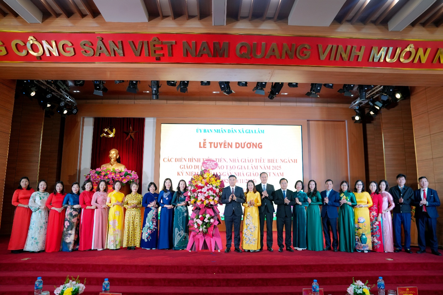 Lễ tuyên dương các điển hình tiên tiến, nhà giáo tiêu biểu năm 2025 nhân kỷ niệm 43 năm Ngày Nhà giáo Việt Nam- Ảnh 3.