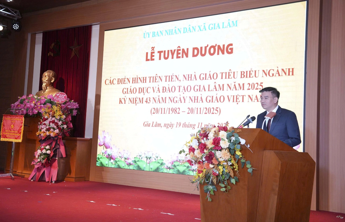 Lễ tuyên dương các điển hình tiên tiến, nhà giáo tiêu biểu năm 2025 nhân kỷ niệm 43 năm Ngày Nhà giáo Việt Nam- Ảnh 4.