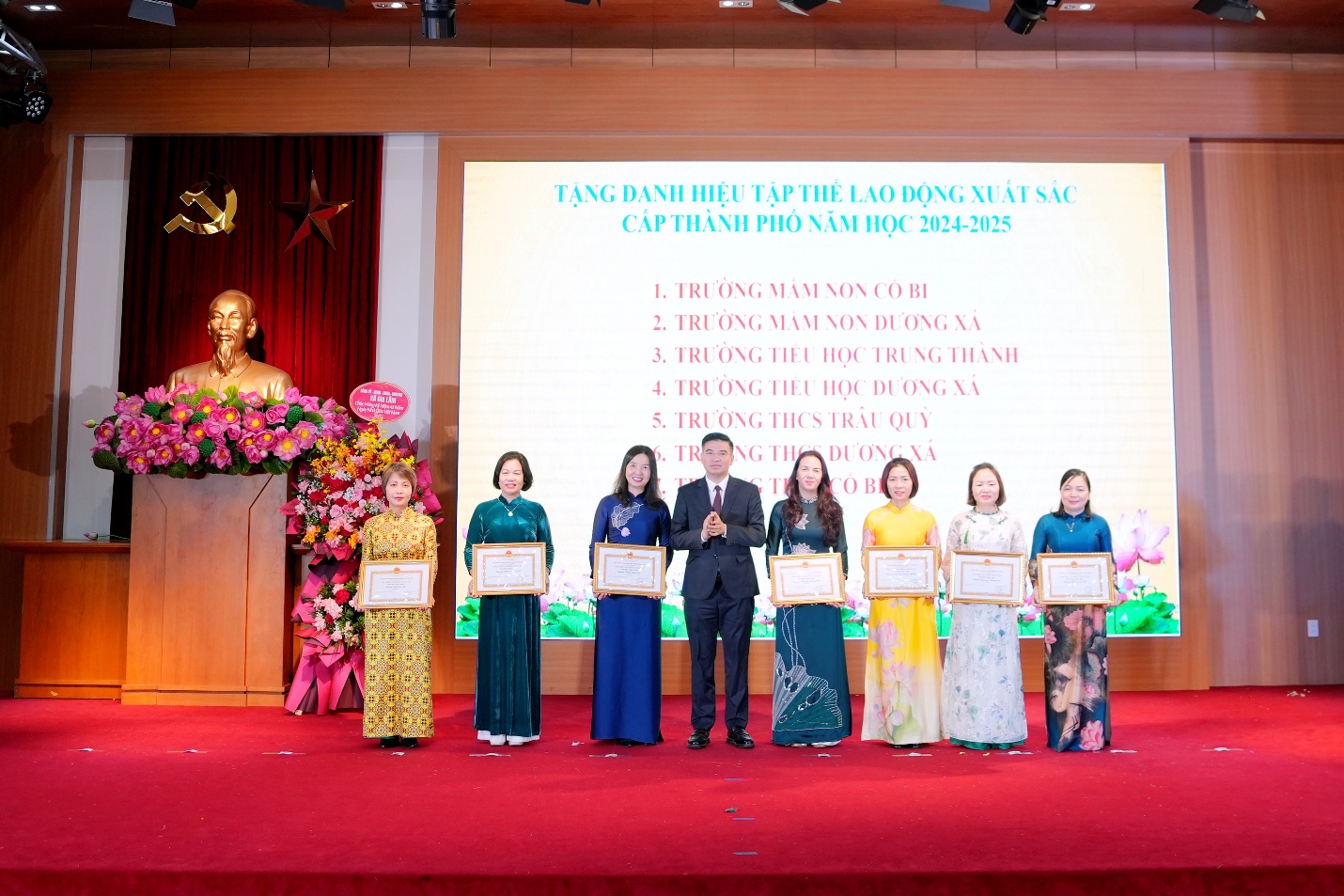 Lễ tuyên dương các điển hình tiên tiến, nhà giáo tiêu biểu năm 2025 nhân kỷ niệm 43 năm Ngày Nhà giáo Việt Nam- Ảnh 6.