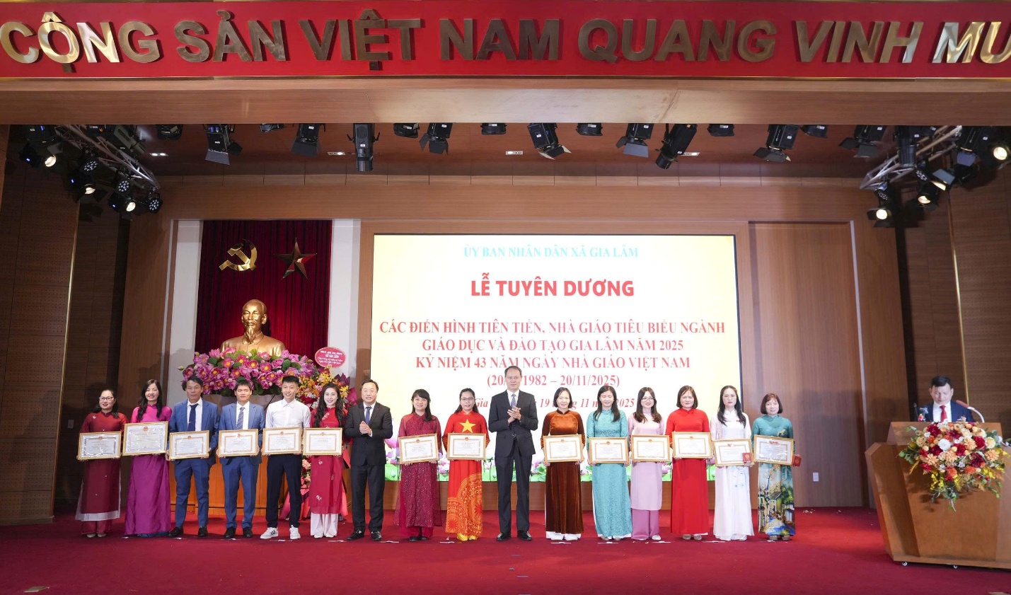 Lễ tuyên dương các điển hình tiên tiến, nhà giáo tiêu biểu năm 2025 nhân kỷ niệm 43 năm Ngày Nhà giáo Việt Nam- Ảnh 7.