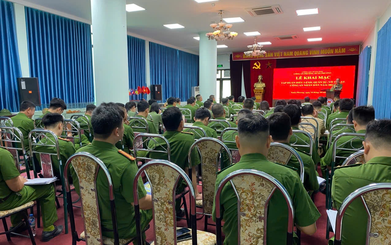 Công an phường Xuân Phương hoàn thành huấn luyện, kiểm tra điều lệnh, quân sự, võ thuật CAND năm 2025.