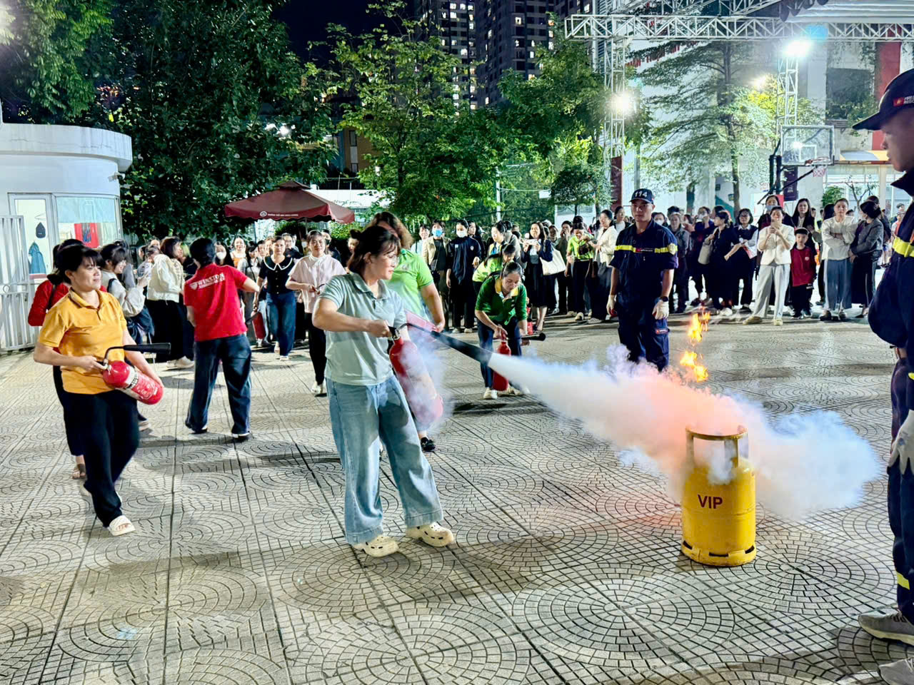 UBND phường Vĩnh Tuy tổ chức tập huấn nghiệp vụ PCCC&CNCH cho các Trường, nhóm lớp mầm non ngoài công lập trên địa bàn phường- Ảnh 4.