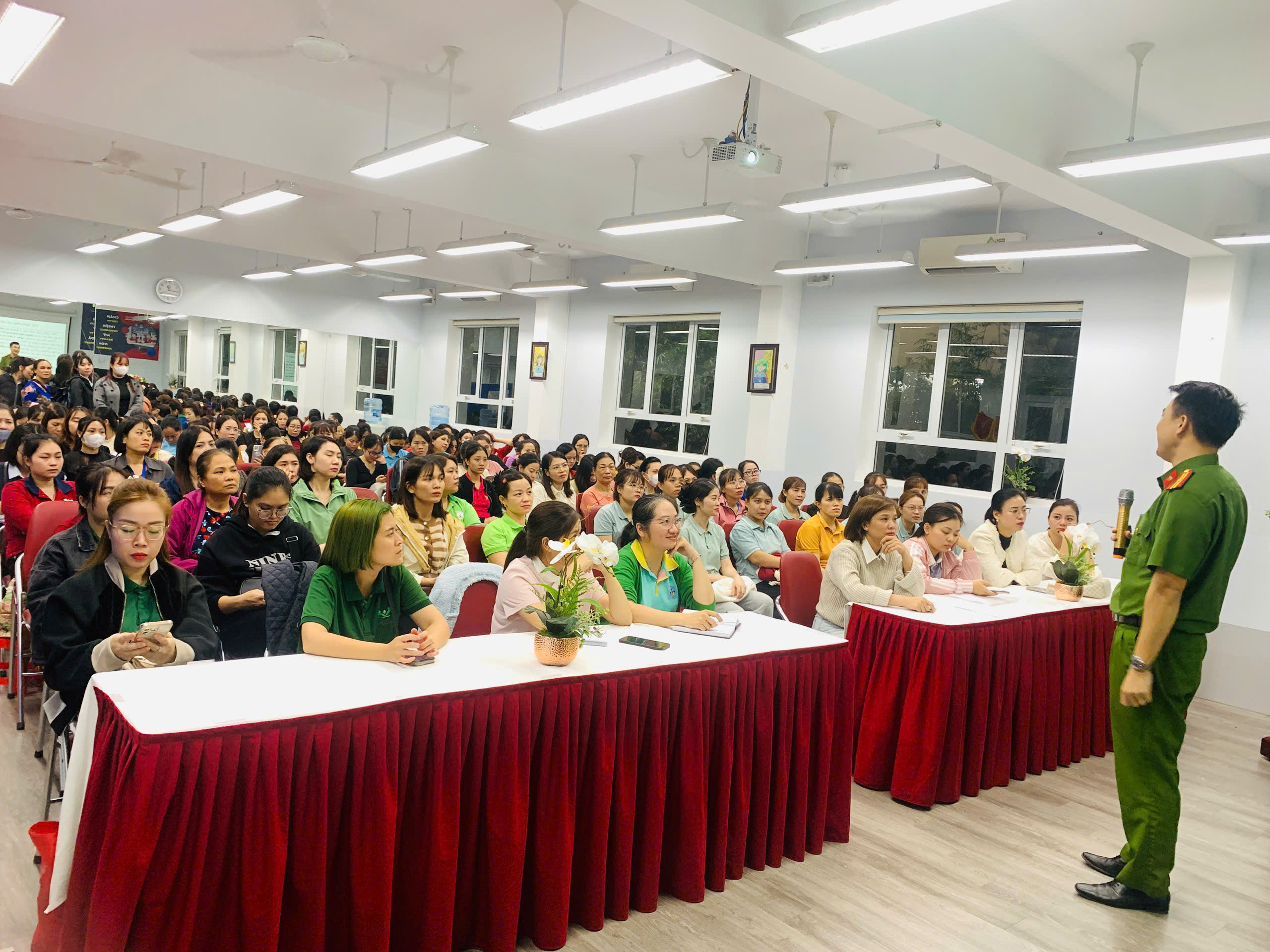 UBND phường Vĩnh Tuy tổ chức tập huấn nghiệp vụ PCCC&CNCH cho các Trường, nhóm lớp mầm non ngoài công lập trên địa bàn phường- Ảnh 2.