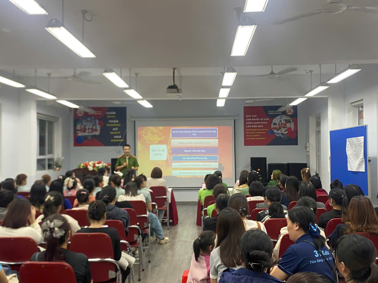 UBND phường Vĩnh Tuy tổ chức tập huấn nghiệp vụ PCCC&CNCH cho các Trường, nhóm lớp mầm non ngoài công lập trên địa bàn phường- Ảnh 1.