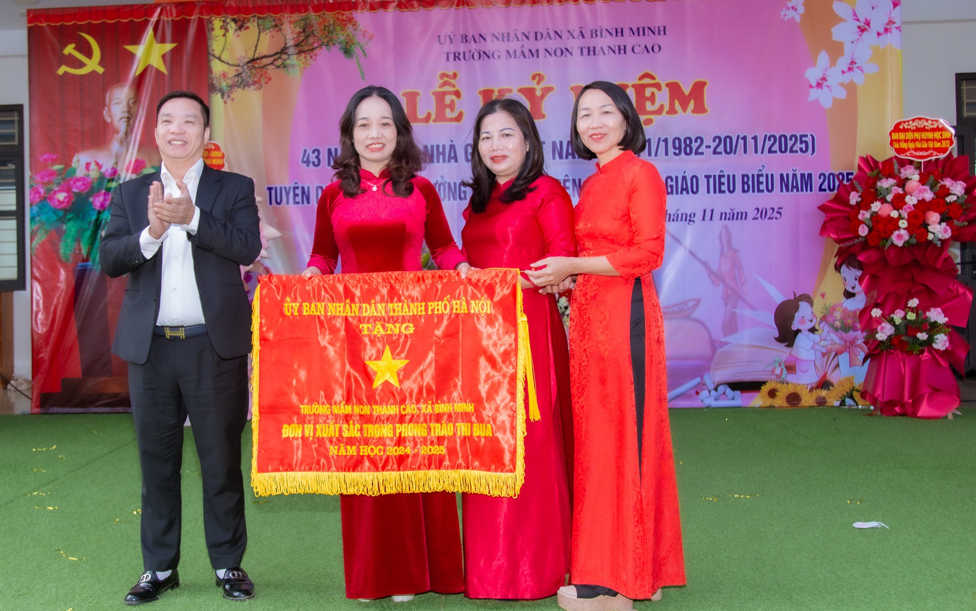 Ảnh: Đồng chí Vũ Mạnh Tuấn - Phó chủ tịch UBND trao Cờ thi đua SX cấp Thành phố cho đại diện Nhà trường