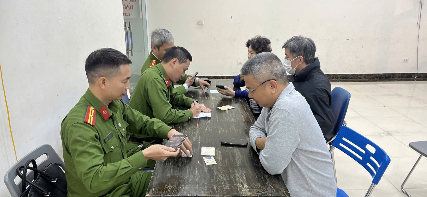 PHƯỜNG GIẢNG VÕ TĂNG CƯỜNG TỔNG RÀ SOÁT, LÀM SẠCH DỮ LIỆU ĐĂNG KÝ PHƯƠNG TIỆN VÀ GIẤY PHÉP LÁI XE- Ảnh 2.