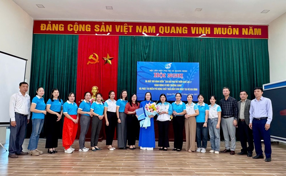 Hội Liên hiệp phụ nữ xã Quang Minh ra mắt mô hình điểm "Chi hội Phụ nữ hành động vì môi trường"- Ảnh 1.