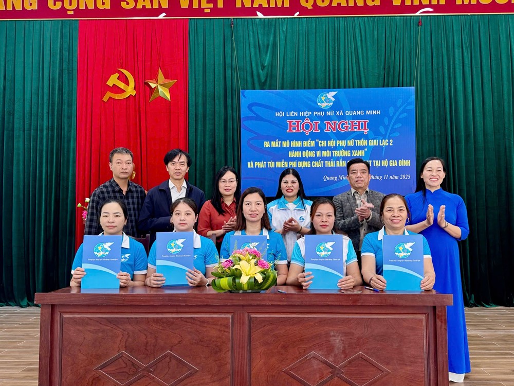 Hội Liên hiệp phụ nữ xã Quang Minh ra mắt mô hình điểm "Chi hội Phụ nữ hành động vì môi trường"- Ảnh 3.