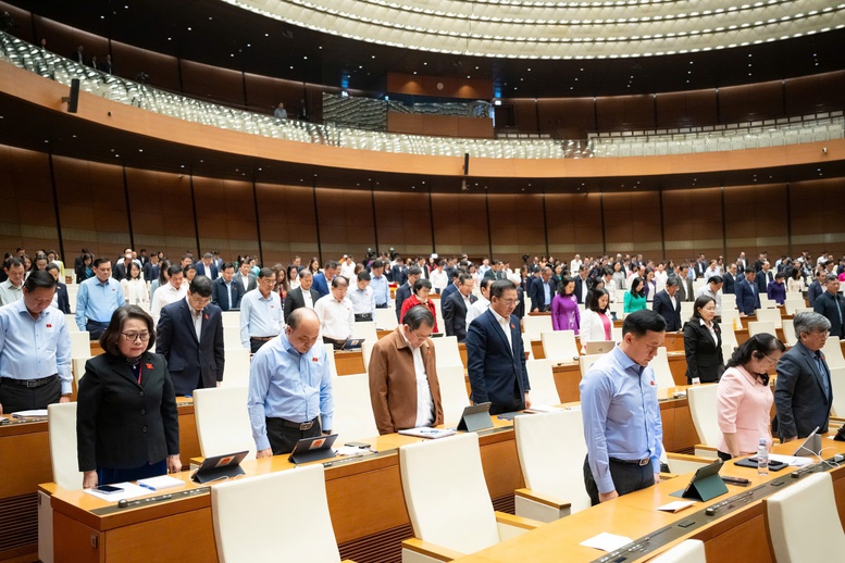 Quốc hội tổ chức quyên góp ủng hộ đồng bào khắc phục hậu quả thiên tai, mưa lũ- Ảnh 2.