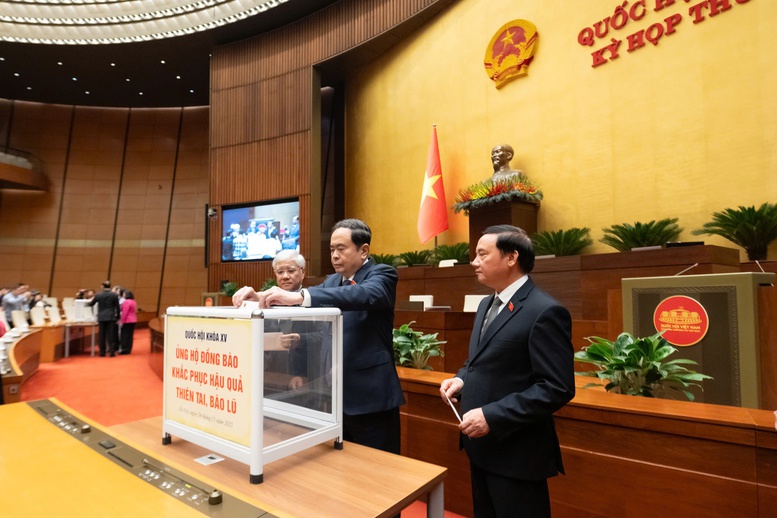 Quốc hội tổ chức quyên góp ủng hộ đồng bào khắc phục hậu quả thiên tai, mưa lũ- Ảnh 1.