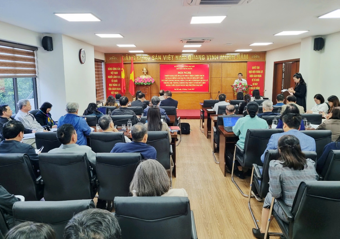 Đảng ủy phường Đại Mỗ triển khai Kế hoạch “Chiến dịch 10 ngày đêm làm sạch, chuẩn hóa dữ liệu tổ chức Đảng, đảng viên, cán bộ lãnh đạo quản lý trong hệ thống chính trị trên cơ sở dữ liệu đảng viên thuộc Đảng bộ phường Đại Mỗ”- Ảnh 1.